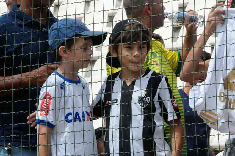 Com camisas de Cruzeiro e Atltico, crianas tambm marcaram presena(foto: Paulo Filgueiras/EM/D.A Press)