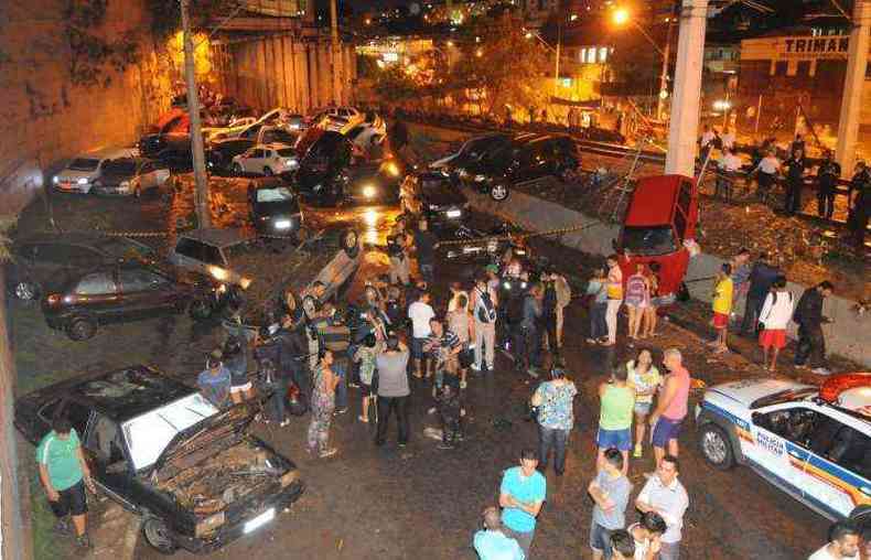 Quando a gua recuou, 60 carros ficaram empilhados no estrangulamento formado pela estao Vilarinho(foto: Gladyston Rodrigues/EM/D.A Press)