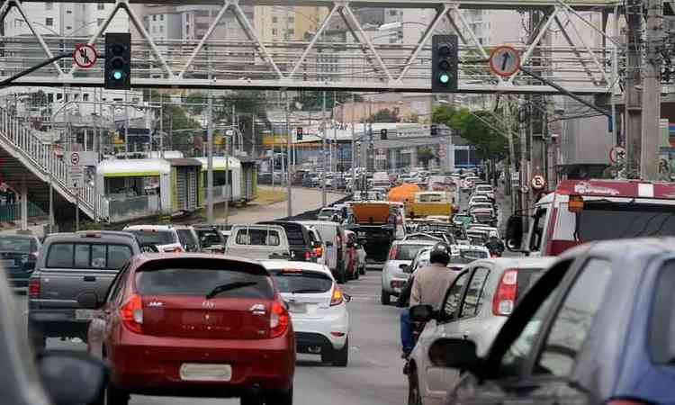 Avenida de Belo Horizonte com fila de carros