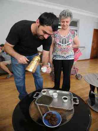 Khaled serve caf  moda rabe  sua me, Maria(foto: Leandro Couri/EM/D.A Press)