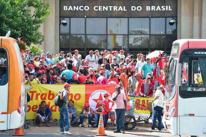 Integrantes da Frente Nacional de Luta em defesa da reforma agrria esto concentrados em frente ao Banco Central. O ato d incio a Jornada Nacional de Lutas que defende a permanncia da presidente Dilma no governo (foto: Antnio Cruz/Agncia Brasil)