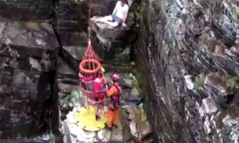 Ao todo, 19 pessoas foram resgatadas aps cabea d'gua na Cachoeira Cascatinha