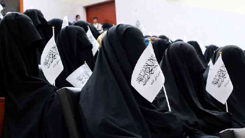 Mulheres fazem protesto pr-Taleb em universidade em Cabul, defendendo novo cdigo de vestimenta imposto pelo grupo fundamentalista