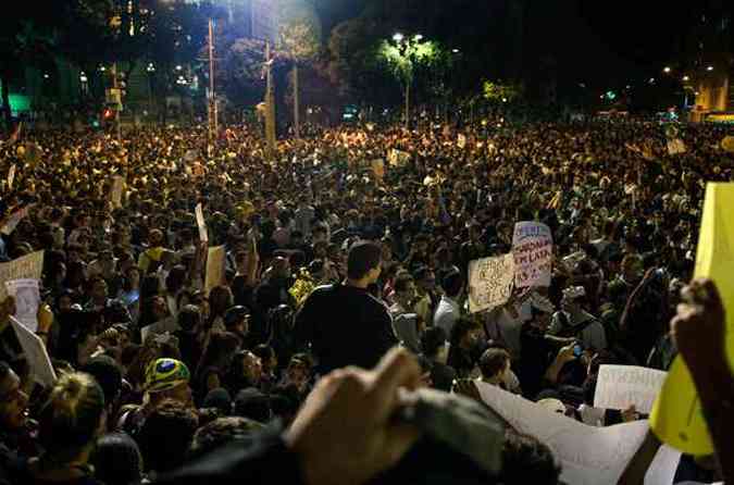 PABLO PORCIUNCULA / AFP(foto: Rio de Janeiro foi palco do maior protesto: cerca de 100 mil pessoas marcharam pelo centro da cidade)