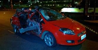 Ve�culo bateu na carreta e capotou. Uma das v�timas morreu ao se arremessada para fora(foto: Leonardo Alvarenga Santos/Divulga��o)