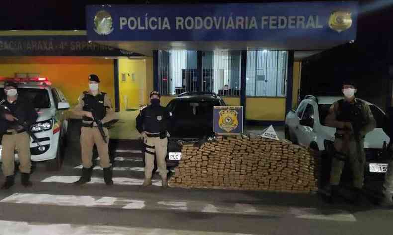 No posto da Polcia Rodoviria federal, a droga apreendida (foto: Polcia Militar/Divulgao)