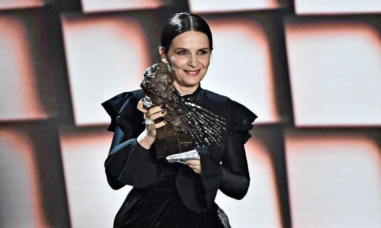 A atriz francesa Juliette Binoche exibe seu trofu Goya no palco