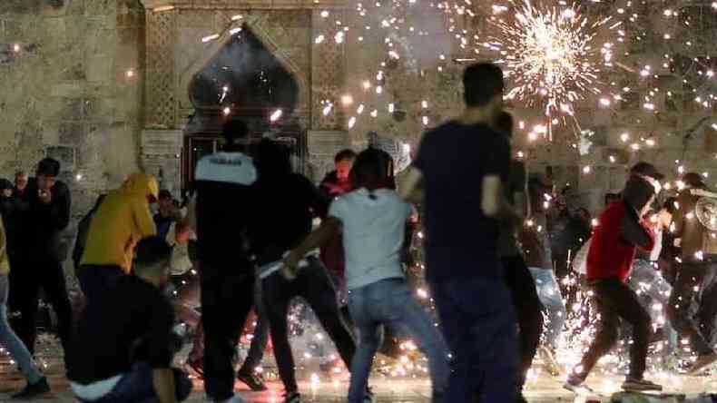 Maioria dos feridos  palestina; confrontos ocorreram nos arredores do complexo da mesquita Al-Aqsa, local sagrado para o Isl(foto: Reuters)