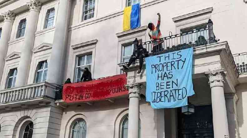 Protesto ocupa manso de oligarca russo em Londres