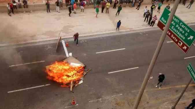 Pedaos de madeira e de papelo foram incendiados na Avenida do Contorno(foto: Divulgao)