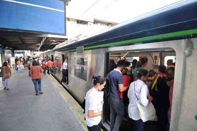 No horrio de pico, 80% dos trens tero que circular, segundo a deciso(foto: Ramon Lisboa/EM/D.A Press)