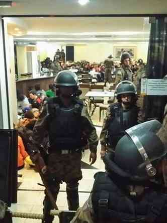 PM cerca detidos em hotel(foto: Alexandre Guzanshe/EM/D.A. Press)