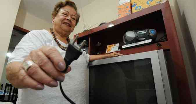 Para escapar da energia cada vez mais cara, a aposentada Snia Medeiros desliga aparelhos da tomada(foto: Marcos Vieira/EM/D.A Press)