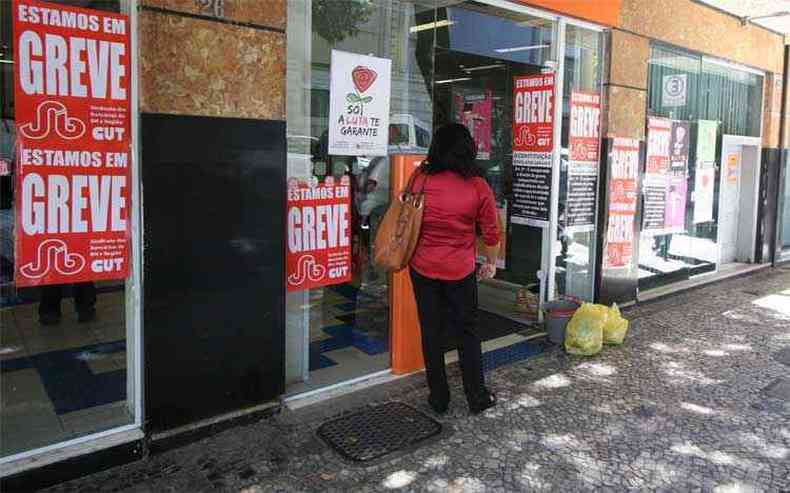 Em Belo Horizonte, agencias abertas para uso dos caixa eletrnicos pelos clientes(foto: Edsio Ferreira/EM/D.A Press)