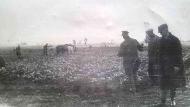 O av de Julie (no canto direito da foto) supervisionava o trabalho forado em propriedades rurais ocupadas na Polnia