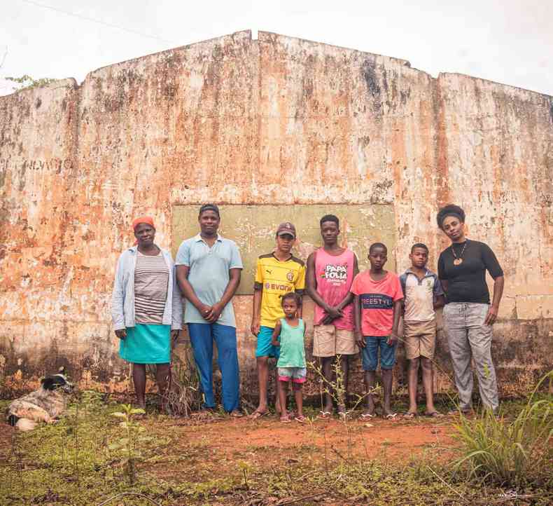 Moradores da comunidade quilombola do Macuco iniciaram a reconstrução de uma escola na localidade