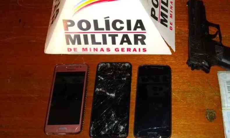 Rplica de arma de foto foi apreendida e celulares recuperados(foto: Polcia Militar/Divulgao)