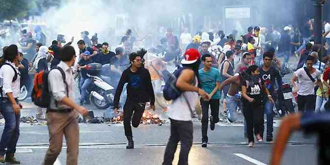 Protesto acabou com trs mortes e tumulto na capital da Venezuela(foto: Jorge Silva/Reuters )