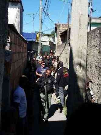 Regio foi ocupada pelas foras policiais para o cumprimento de mandados de priso(foto: Polcia Militar/Divulgao)