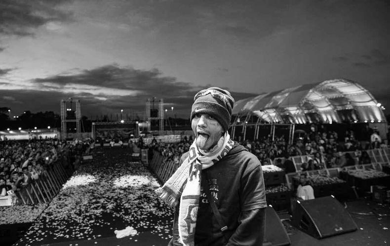 Sidoka posa para foto no palco