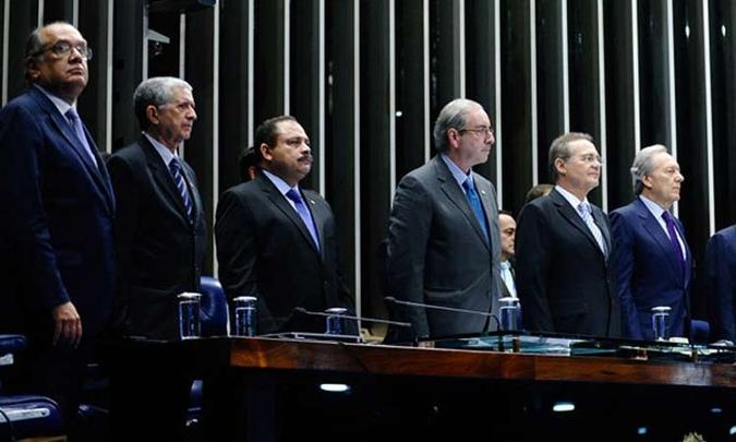 Eduardo Cunha e Renan Calheiros (C) durante sesso, nesta quinta-feira, para promulgao da PEC da bengala(foto: Marcos Oliveira/Agncia Senado)