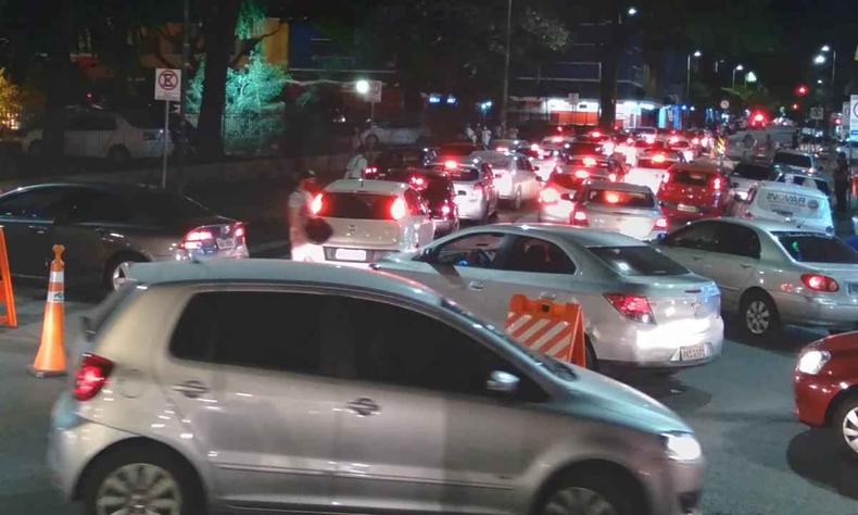 Movimento nos arredores da rodoviária de BH na noite desta sexta (8/10)(foto: Marcos Vieira/EM/D.A Press ) Engarrafamento de veículos automotores