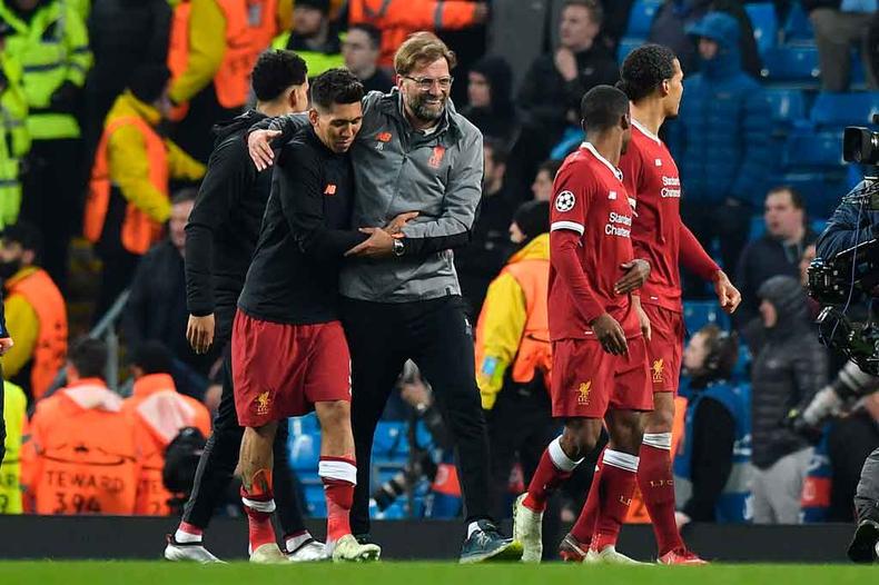 O embalado Liverpool, do brasileiro Roberto Firmino e do técnico Klopp, enfrenta o Newcastle, que faz campanha irregular(foto: ANTHONY DEVLIN/AFP - 10/4/18) O embalado Liverpool, do brasileiro Roberto Firmino e do técnico Klopp, enfrenta o Newcastle, que faz campanha irregular(foto: ANTHONY DEVLIN/AFP - 10/4/18)