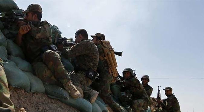 Soldados curdos tentam defender Taza Khormato de militantes do Estado Isl�mico do Iraque e do Levante(foto: AFP PHOTO/KARIM SAHIB )