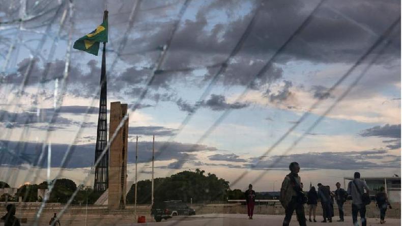 Vidraa quebrada, vista da Praa dos Trs Poderes em Braslia