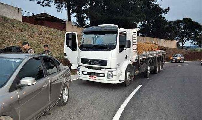 O caminhão foi abordado pela Polícia Federal na BR-265(foto: Jornal de Lavras/Divulgação) O caminhão foi abordado pela Polícia Federal na BR-265(foto: Jornal de Lavras/Divulgação)