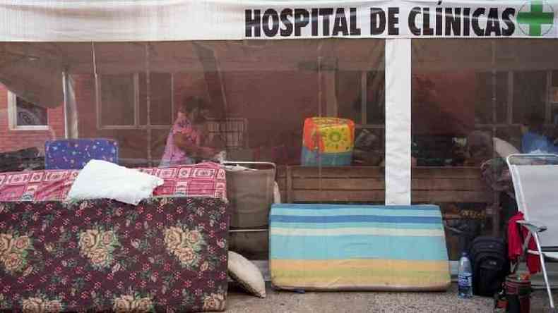 Parentes de pessoas infectadas com coronavrus acampam nas proximidades de hospital em San Lorenzo, Paraguai; ministro reconhece lotao no atendimento(foto: REUTERS/Mayeli Villalba )