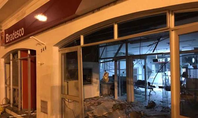 Um dos bancos destruídos em Areado foi o Bradesco. Cerca de 20 homens fortemente armados agiram na cidade, segundo a PM(foto: Reprodução da Internet/Whatsapp) Um dos bancos destruídos em Areado foi o Bradesco. Cerca de 20 homens fortemente armados agiram na cidade, segundo a PM(foto: Reprodução da Internet/Whatsapp)