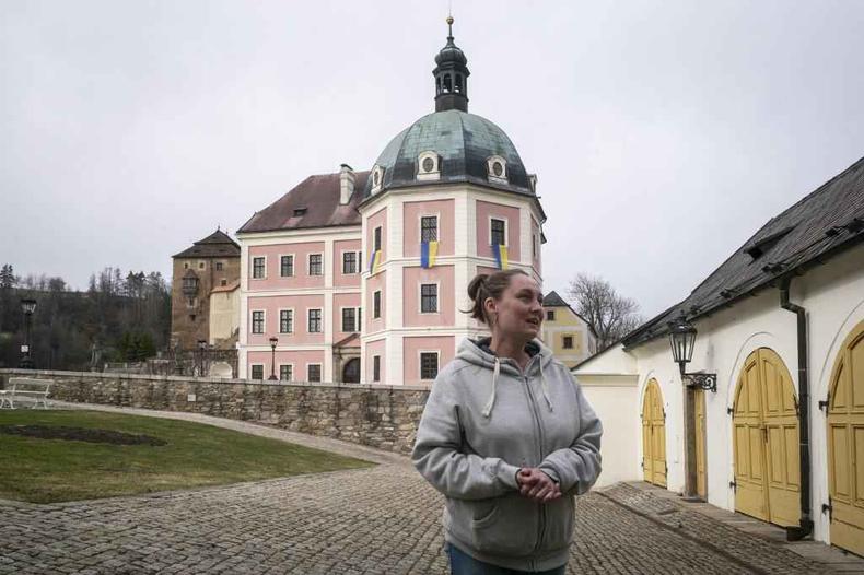 Olga Shandyba em frente ao castelo