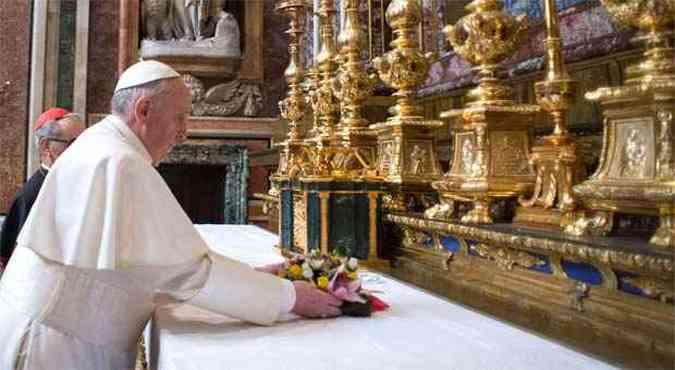 Mario Bergoglio faz visita na Baslia de Santa Maria depois de ser eleito papa pelo conclave(foto: REUTERS/Osservatore Romano)