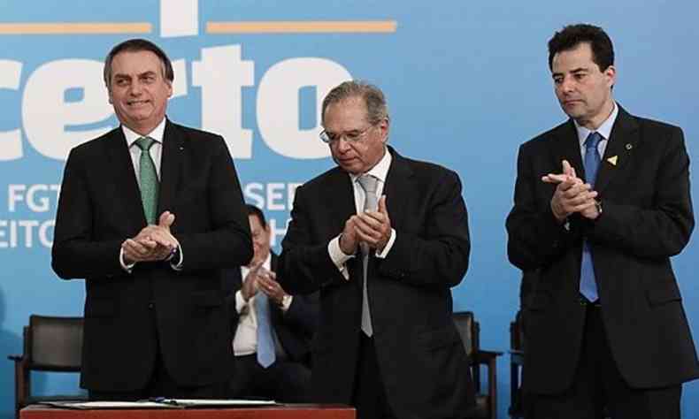 Adolfo Sachsida ao lado do ministro Paulo Guedes e do presidente Jair Bolsonaro(foto: Wikimdia Commons 27/04/2019)