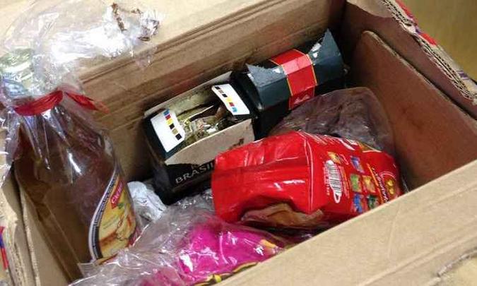 Caixa com pó de café, chocolate e cachaça foi entregue pelos Correios (foto: Divulgação ) Caixa com pó de café, chocolate e cachaça foi entregue pelos Correios (foto: Divulgação )