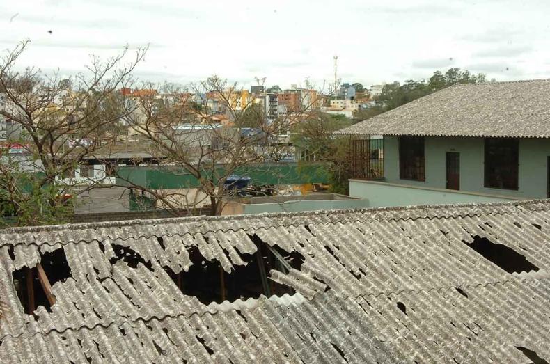 Telhado danificado aps chuva de granizo.