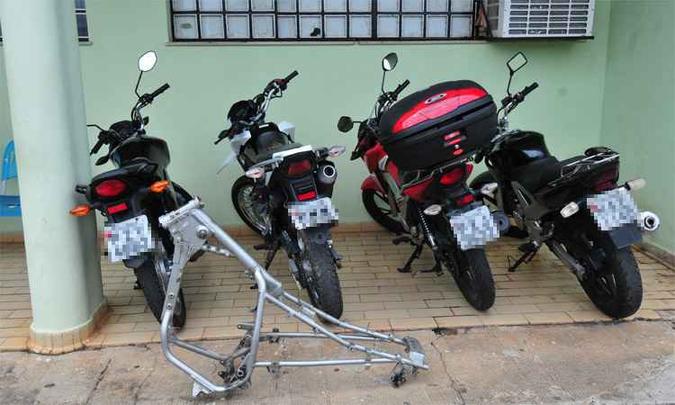 Motos apreendidas pela polícia: investigações apontam que os suspeitos faziam em média cinco furtos por semana na capital mineira (foto: Ramon Lisboa/EM/DA Press) Motos apreendidas pela polícia: investigações apontam que os suspeitos faziam em média cinco furtos por semana na capital mineira (foto: Ramon Lisboa/EM/DA Press)