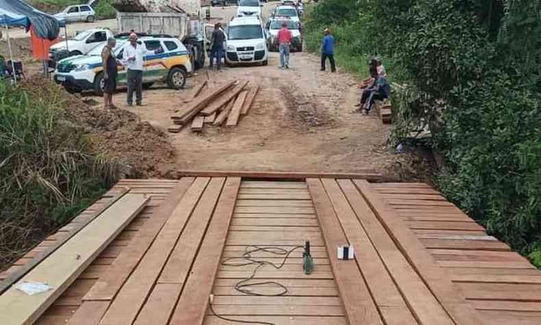 Ponte com piso de madeira renovado