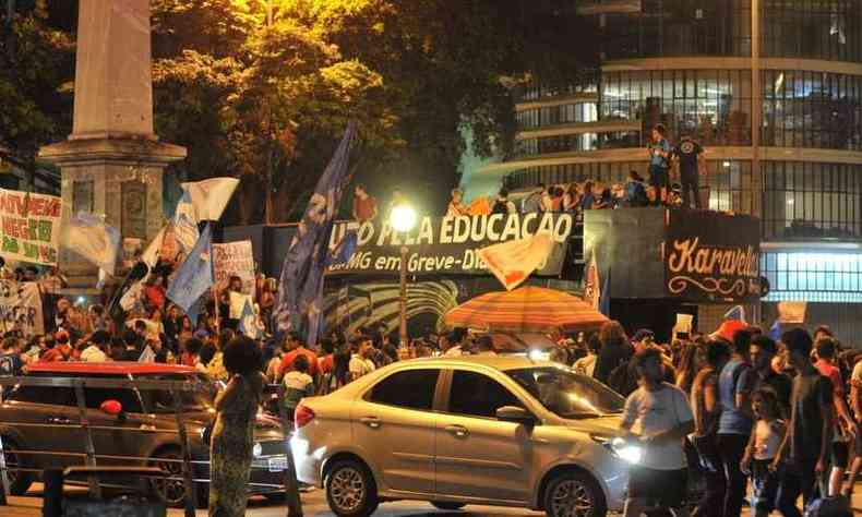 Manifestao deixa trnsito lento no centro (foto: Marcos Vieira/EM/D.APress)