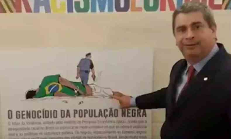 Deputado Coronel Tadeu (PSL-SP) arrancou a placa de uma exposio sobre racismo na Cmara(foto: Reproduo/Twitter )