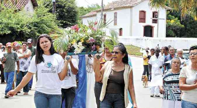 Moradores saram nessa segunda-feira em procisso pelas ruas de Quinta do Sumidouro, carregando o andor  espera de sua padroeira (foto: Beto Novaes/EM/D. A Press)