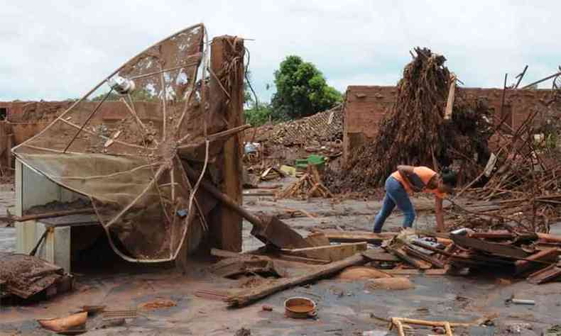 Subdistrito de Bento Rodrigues foi devastado pela lama e deixou dezenas de desabrigados(foto: Tlio Santos/EM/D.A.Press)