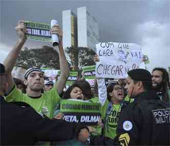 O s manifestantes pedem que Dilma vete o Cdigo Florestal (foto: Valter Campanato/ABr)