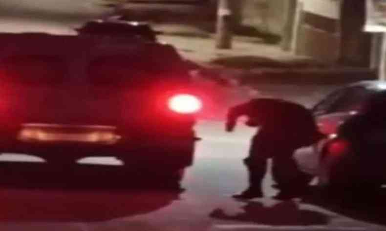 Suposto policial militar  filmado furando pneus de carros em Betim 