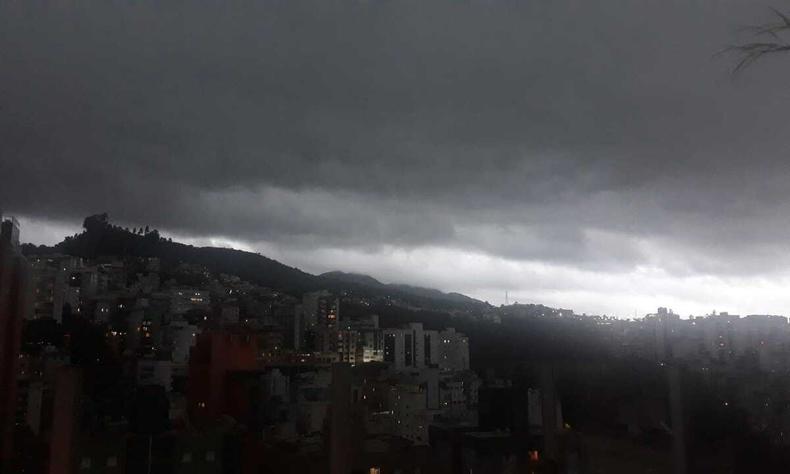 Tempo fechado no bairro Buritis