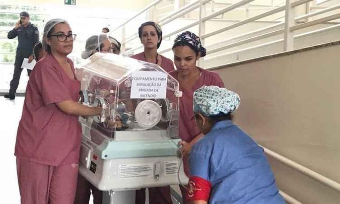 Funcionários foram treinados de como proceder em caso de incêndio no hospital(foto: Corpo de Bombeiros/Divulgação) Funcionários foram treinados de como proceder em caso de incêndio no hospital(foto: Corpo de Bombeiros/Divulgação)