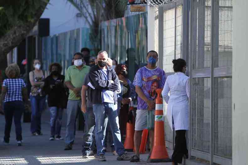 Fila de vacinao em Belo Horizonte (foto: Edesio Ferreira/EM/DA Press)