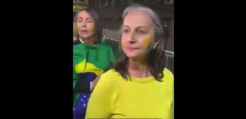 Print do vdeo com uma mulher mais velha usando uma camisa amarela do Brasil