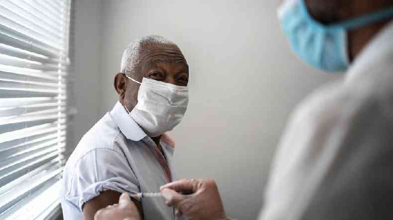 As pesquisas mostram que as vacinas aprovadas so seguras para idosos(foto: Getty Images)